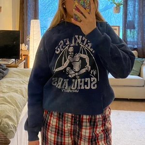 Reckless Scholars Hoodie - Säljer min reckless hoodie då den inte kommer till lika mycket användning längre💓 Den är i jättebra skick och bara använd ett par gånger 