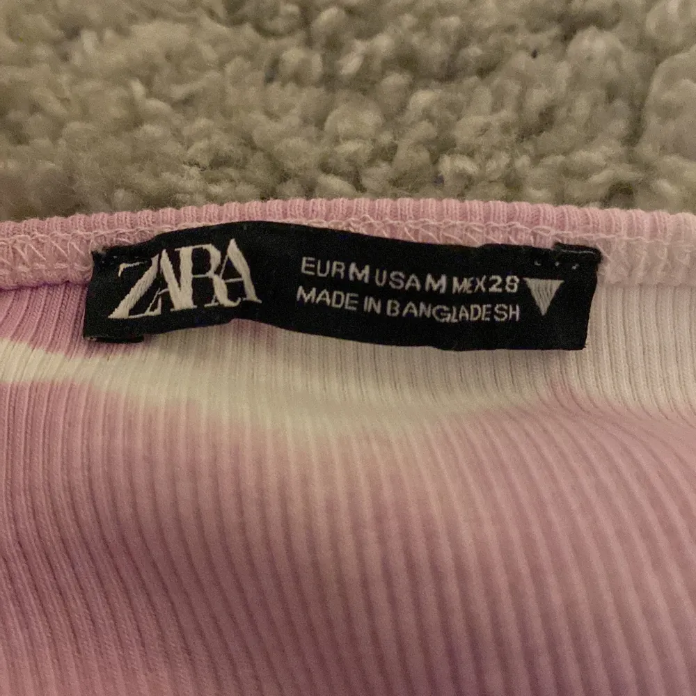Ett crop-top linne i bra skick bara andvänd en eller två gånger. Linnet är från Zara och är super skön. jag står inte för frakt. Toppar.