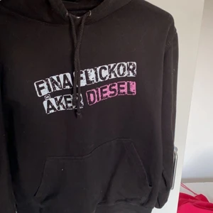 Hoodie svart  - Svart Hoodie med tryck. ”Fina flickor åker diesel”. Storlek M, sparsamt använd 