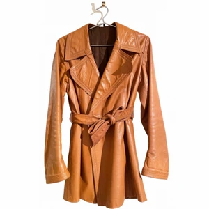 70s cropped trench - Äldre storlek 38, så skulle säga att den snarare är en 36:a.  Tidigare ägare har kortat ned den, och jackan har viss patina/slitningar, kan skicka fler bilder vid intresse.