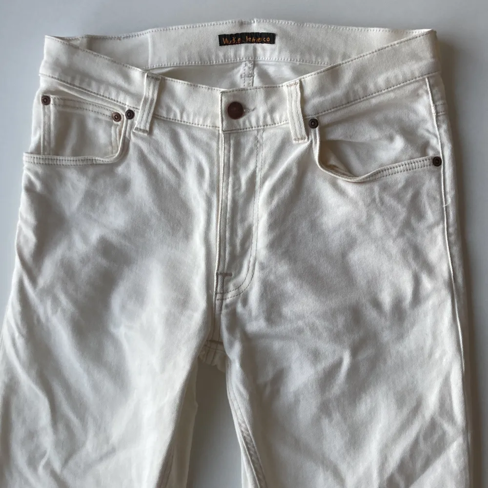 Fräsha offwhite Nudie Jeans i storlek 32. Jeansen har använts fåtal gånger och köptes för ett år sedan på Åhlens. Dm för fler bilder. Jeans & Byxor.