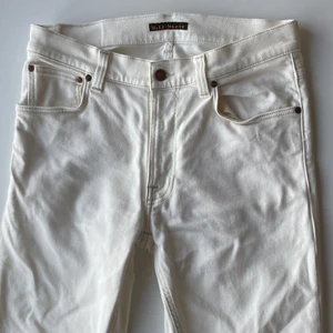 Nudie Jeans strl 32 - Fräsha offwhite Nudie Jeans i storlek 32. Jeansen har använts fåtal gånger och köptes för ett år sedan på Åhlens. Dm för fler bilder