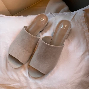 Låga klackskor - De perfekta sommar skorna, låg klack, enkla att gå i och så fina, dessa är ljus gråa. Betalning sker via swish och jag ansvarar inte för eventuella fraktskador eller likande ❤️ Passar fötter mellan 38-41.