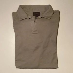 H&M piké i strl M - Pastellgrön H&M piké med modern krage utan knappar i storlek M. Har endast använts några gånger under förra sommaren men blev sedan lite för liten. Dm för fler bilder :)