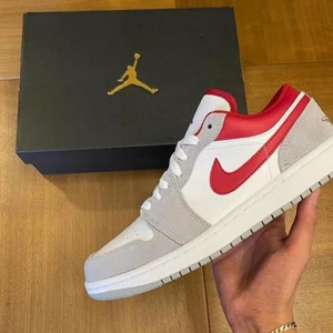 JORDAN 1 LOW SMOKE GREY GYM RED  - JORDAN 1 LOW SMOKE GREY GYM RED   TILLGÄNGLIGA STORLEKAR⬇️  • EU37,5 • EU38 • EU38,5 • EU43  • PRIS FRÅN 1799kr   • SKRIV TILL OSS I DM OM DIN STORLEK SAKNAS   • VI NÅS VIA DM FÖR EVENTUELLA FRÅGOR ELLER FUNDERINGAR !  #erisneakers 