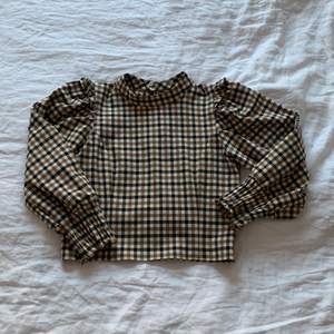 Säljer denna super söta blusen/skjortan från ZARA. Köpt för några år sedan men använd fåtal gånger. Kort i modellen med puffärmar och volang vid axlarna. Knappar i ryggen och en dragkedja på ena sidan. Stl M men är liten i storleken. Nypris 399 kr, mitt pris 200 kr + frakt. 