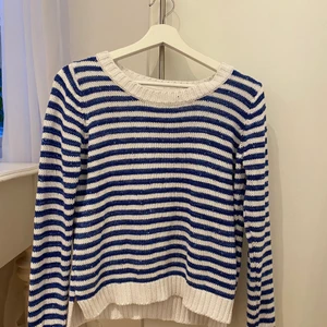 Randig stickad tröja  - Superfin randig stickad tröja från H&M, tycker verkligen att den är så fin men för liten på mig tyvärr :(. Köparen står för frakten på 66 kr ❤️