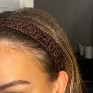 Virkade hårband  - Söta virkade hårband i olika färger med elastiskt band där bak vilket gör dom stretchiga, önskas annan färg så hör av er!🌸 Frakt tillkommer 