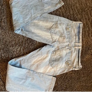Lågmidjade bootcut jeans - Lägger upp annonsen igen, Ett par sjukt fina ljusblåa raka/lite bootcut jeans med svin coola fickor, de är tyvärr för tajta och korta på mig som är 170 cm och brukar ha 34/36 i jeans. Storleken är 158 i barn men de skulle passa på någon som är 165-160💕💕