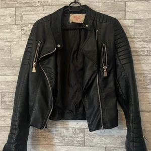 Skinnjacka från Chiquelle - Några år gammal skinnjacka, men fortfarande väldigt fint skick