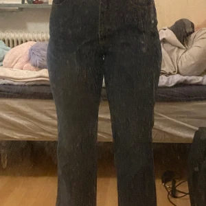 Mörkblåa jeans med medelhög midja <3 - Säljer dessa jeans då ja inte gillar passformen på mig🪐 De är från början köpta secondhand men bara använda av mig 1 gång🌟 De är i strl 36 och är även lite utsvängda vid fötterna ⚡️