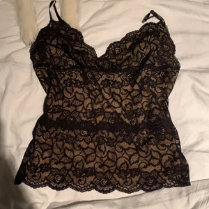 Topp - Vet inte exakt vilken storlek men sitter fint på mig som är S. Snörena går att justera och är en perfekt topp inför sommarn!! Köp innan jag ångrar mig 