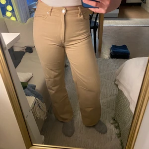 Raka jeans - Beiga raka jeans från monki. De har blivit för små för mig och sitter inte så bra på längre :( fin färg! Köparen står för frakten💛