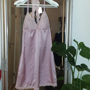 🌸Nattlinne / klänning 🌸 - Helt ny och oanvänd nattlinne i satin från märket Creem Luxury. Det finns bh kuddar som man kan ta ut vid brösten. Finns tillhörande trosor (Nya) i min profil, kan ordna ett paketpris vid intresse🌸 (stryker såklart innan jag postar🥰)