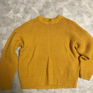 Tröja - Gul stickad tröja från H&M. Strl S