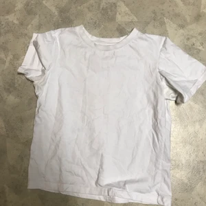 T-shirt  - Vit T-shirt från boohoo i strl 10/S