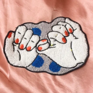 Fin vänskaps patch  - En patch från Monki i fluffigt material nästan som en liten matta