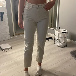 Beige jeans från Lindex  - Hög midja och kortare benlängdsmodell. Strl 34, 150kr + frakt 66kr. 