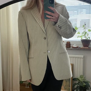 Randig beige kavaj - Aldrig använd randig beige kavaj, passar stl S-L beroende på hur man vill ha passformen☀️