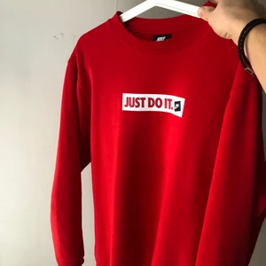 NIKE sweatshirt - NIKE sweatshirt i storlek medium, grymt skön, används dock inte längre