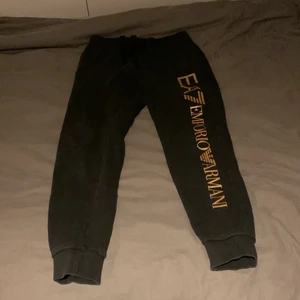 Ea7 Armani byxor  - Ett par ea7/Armani byxor med guld text storlek m inga märken eller hål eller nåt skickar med post eller möts upp nån stans i Värmdö köpte dom för 1500 