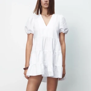 trendig klänning💞 - världens finaste vita sommar klänning från zara som aldrig har använts! lägger upp på nytt då köparen gick ur sitt köp🙌köp direkt för 350kr!❤️budet börjar på 200😍kan mötas upp i stockholm eller frakta men vet inte än hur mycket det kostar!