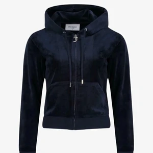 Juicy couture kofta - Säljer denna Juicy couture koftan i färgen Night sky, säljer pågrund av att jag ska köpa en annan färg