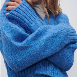 Kofta - Blå stickad kofta från Zara. Storlek M. Nypris 359kr. Skicka gärna ett meddelande vid frågor! Pris kan diskuteras!