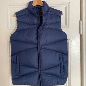 Väst - Väst från Tommy Hilfiger, storlek 176 barn men skulle säga att den passar XS-S dam! Väldigt fint skick