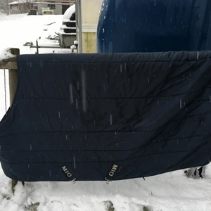 Stalltäcke  - Marinblått Stalltäcke 400g, storlek 135cm. Helt, inte mycket använt då vi har varmstall. Frakt ingår i priset! 