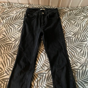 Gråa jeans - Gråa jeans från Gina Tricot. Modellen på jeansen är kick flare så de är ankellängd och lite utsvängda. De är sparsamt använda så de är i bra skick. Kan mötas i Stockholm eller skicka. Frakt: 66kr spårbart 🖤