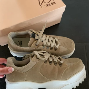 Chunky Sneakers strl 41 - Supersnygga mörkbeiga chunky sneakers!!  Säljs pga inte använts en endaste gång, köpte inför studenten för 2 år sen men lämnade tyvärr aldrig lådan. Köptes för 999:-, köparen står för frakten!