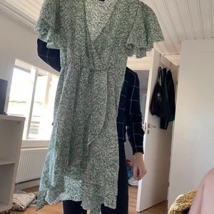 Kläder - Billigare vid snabb affär, klänningar helt nya 