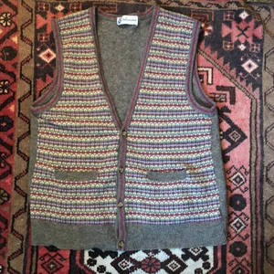 Stickad väst  - En jätte fin vintage stickad väst i flera fina färger. Inga defekter, helt i nyskick! Köparen står för frakten <3