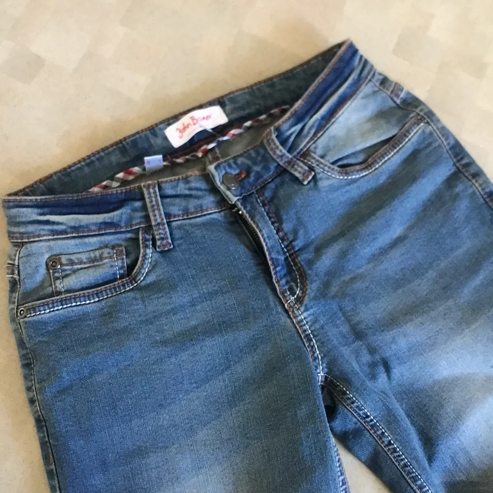 Skitsnygga ljusa lågmidjade jeans ifrån John Baner!!💗💗💗🌟 raka i benen och i storlek 36🥰 säljer pga att jag har för många jeans😄. Jeans & Byxor.