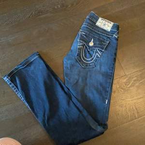 Bootcut jeans från True Religion i stl 24. Låga i midjan. 