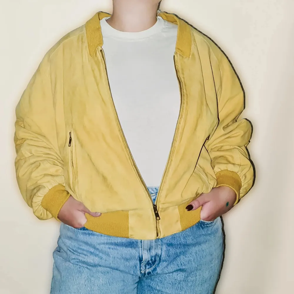 Size 40 jacket in a pale and toney yellow.. Jackor.