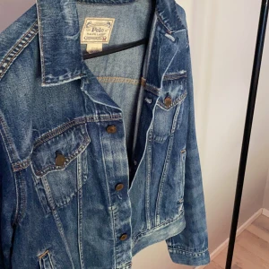 Vintage denimjacket - Superfin denimjacket från Polo Ralf Lauren som jag köpte i en vintagebutik i Usa. Superfin och i superfint skickat men kommer dessvärre inte till användning. Själv köpte jag den för 100$ men tänker mig 500kr för den! Rena kapet så passa på!🥳
