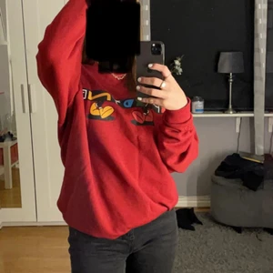 sweatshirt - En röd sweatshirt med tryck både fram och på ryggen. Säljer vid ett bra pris, den är i stl xs men skulle säga att den även passar både  S och M. 