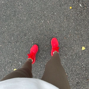 Adidas Original Röda❤️‍🔥 - Hej! Säljer dessa supersnygga röda adidas skor till ett superbra pris❤️‍🔥 skorna är använda ett fåtal gånger och ser ut som nya. Köptes från adidas för 1600kr och säljer för endast 500kr. Passar perfekt som prommis skor nu i höst❤️‍🔥 storlek 40 och hur sköna som helst! Köparen står för frakt❤️‍🔥