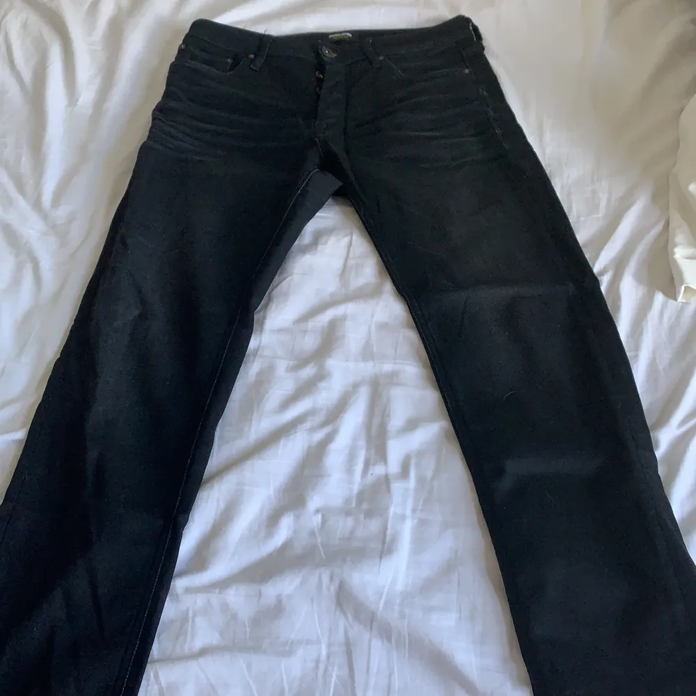 Säljer mina svarta jeans från jack&jones i storlek 31x32 (slim fit) använda 3 gånger . Jeans & Byxor.
