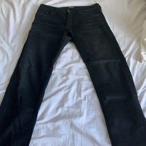 Svarta jeans jack&jones - Säljer mina svarta jeans från jack&jones i storlek 31x32 (slim fit) använda 3 gånger 