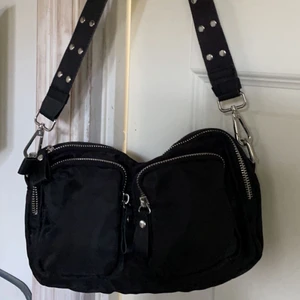 Axelväska från Gina tricot  - Säljer denna axelväska igen på grund av oseriös köpare. Köpt den på Gina tricot för mer en ett år sedan och finns inte att köpa längre. Endast använd en gång. Nypris: 399kr buda från 100kr 💗