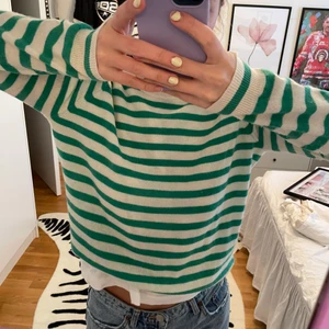 Zara stickad - Säljer denna, använd fåtal gånger men lite nopprig - dock bra skick i allmänhet. Köparen står för frakt. ❗️Budar man på tröjan är man villig att köpa den då buden är juridiskt bindande! Annars budar man icke❗️