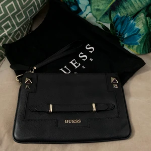 Guess väska - Svart clutch/wristlet från Guess. 🤩 I nyskick