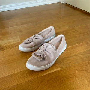 Skor - Jättefina låga sneakers i beige. Använda ett fåtal gånger. Köparen står för frakten och kan välja frakt själv.
