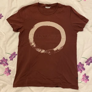 J.Lindeberg tröja  - Nämen kolla vad spexigt😏!! En helt originell J Lindeberg tröja! Perfekt för dig som vill synas lite men ändå vill vara lowkey. Bokstäverna på tröjan är i 3D vilket gör dem oemotståndliga att pilla på och förstöra👕👕