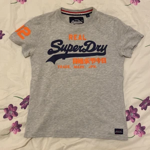 SuperDry tisha👕 - En någorlunda slimmad tröja från SuperDry. Den är för liten för mig🥲