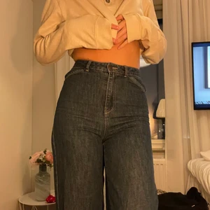 jeans - blåa högmidjade jeans från vero moda. färgen gör sig rättvis på bild 2. raka/vida jeans i strl XS/S. använder inte längre pga inte min stil. frakt tillkommer 🙌🏻