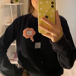 Acne tröja - Mörkblå tröja med tryck. Strl Xs för män, är oversize på mig som har xs-s.